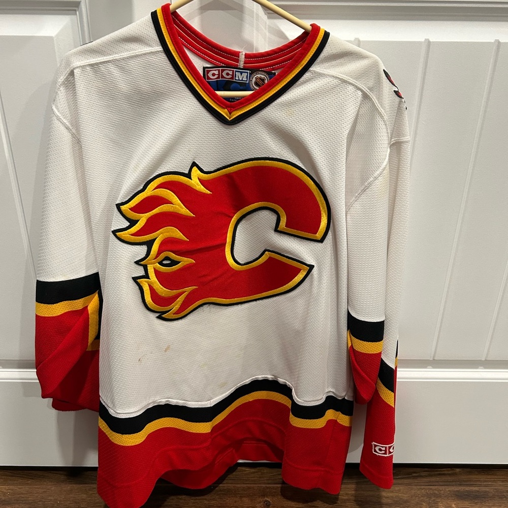 Calgary Flames CCM Vintage Blasty Patches NHL Hockey Jersey White Size Large